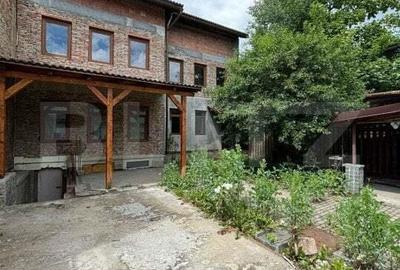 Casă cu 10 camere cu Teren 80 Mp în Central - 12