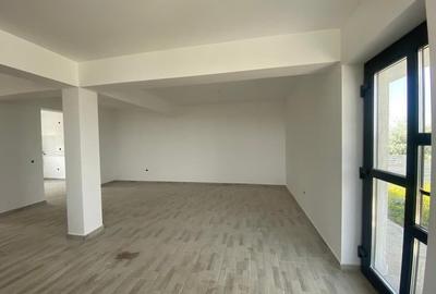 Casă cu 4 camere cu Canalizare în Valea Lupului