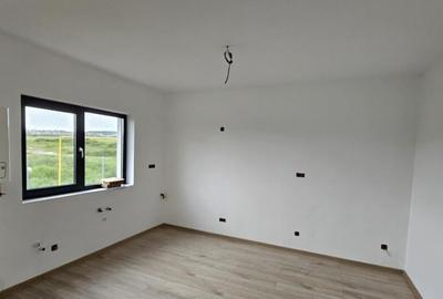 Casă cu 5 camere cu Teren 490 Mp în Păulești