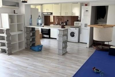 Apartament cu 3 camere semidecomandat, mobilat în Tineretului