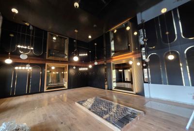 Spațiu comercial, de 250 mp, în Central - 8