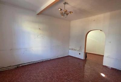 Apartament cu 4 camere semidecomandat în P-ța Ovidiu