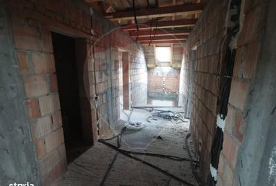 Casă cu 5 camere cu Teren 6400 Mp în Copalnic - 3