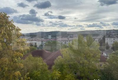 Apartament cu 2 camere semidecomandat, mobilat în Central