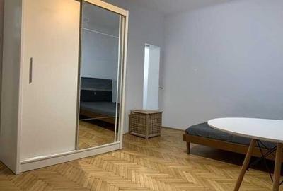 Garsonieră semidecomandată, mobilată în P-ța Romană