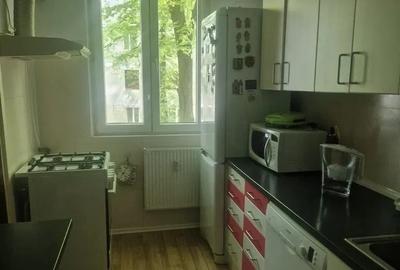 Apartament cu 3 camere decomandat în Drumul Taberei