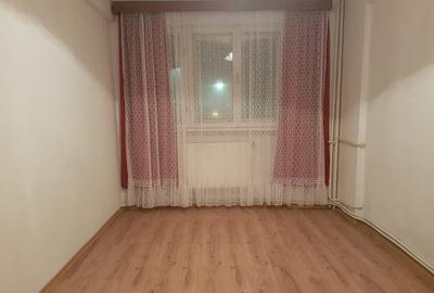 Apartament trei camere, nemobilat, etaj 2, CT, gresie, 9 Mai - 1