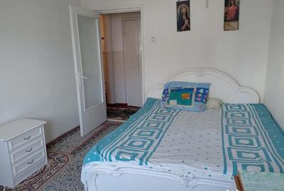 Apartament cu 3 camere decomandat în Micro 19