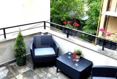 Apartament cu 3 camere semidecomandat, mobilat în Central