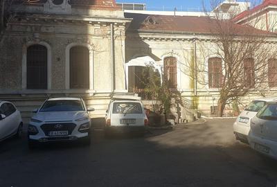 Casă cu 8 camere semidecomandat cu Canalizare în Dorobanți