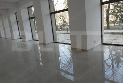 Spatiu comercial stradal, 230 mp, vad pietonal, zona Unirii