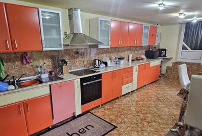 Casă individuală cu 6 camere cu Garaj în Cetate