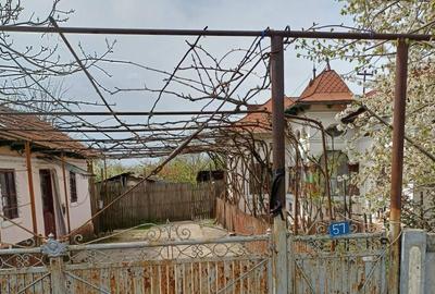 Casă cu 4 camere în Curtișoara