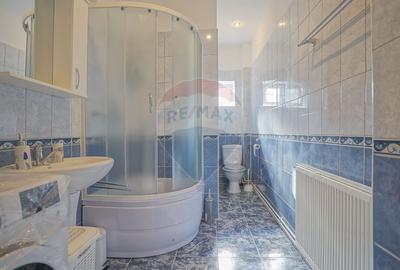 Apartament cu 3 camere semidecomandat, mobilat în Cetatea - 17