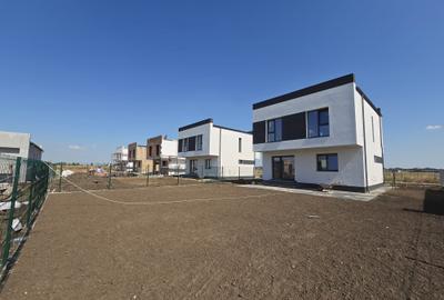 Vila -  4 camere - 3 bai - apa curenta- incalzire pardoseala- str asfaltata - 6