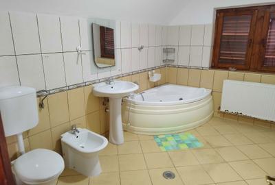Casă cu 4 camere în Central - 2