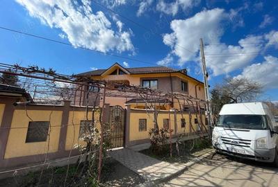 Casă cu Teren 265 Mp în Central - 2