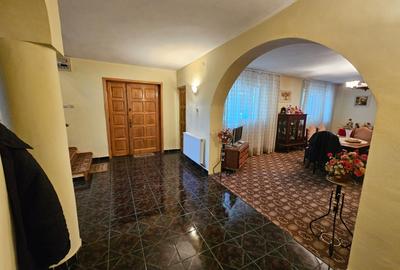 Casă cu 6 camere cu Teren 355 Mp în Decebal - 12