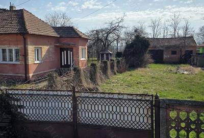 Casă cu Teren 2800 Mp în Totești - 2