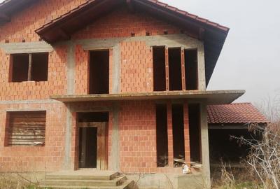 Vand casa la rosu P+M cu anexe,teren in sup.de 2877 mp.informatii la tel. ,pret 134800 euro. - 1