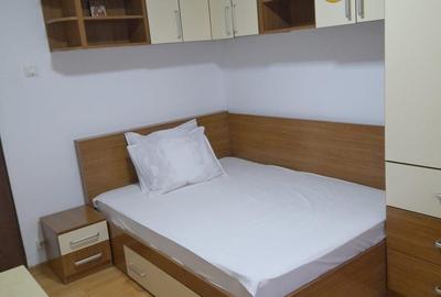 Piata Veteranilor Proprietar inchiriez apartament 3 camere - 5