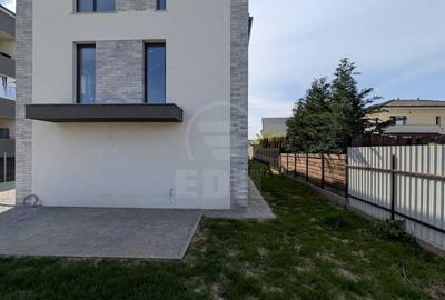 Duplex cu 4 camere cu Canalizare în Florești