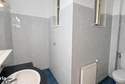 Apartament cu 3 camere semidecomandat în Centrul Istoric