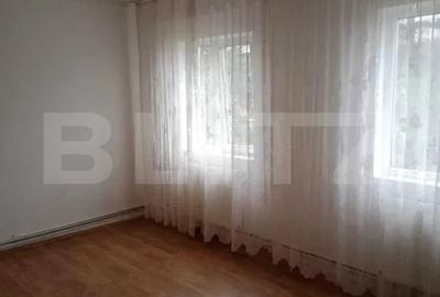 Apartament cu 3 camere decomandat, mobilat în Micro 9