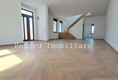 Duplex cu 6 camere cu Canalizare în Gruia