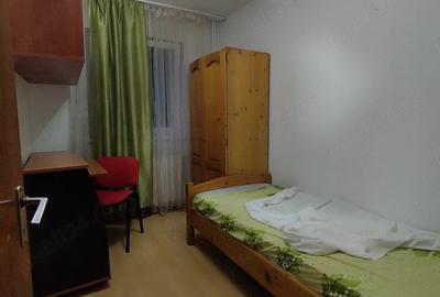 Apartament cu 3 camere semidecomandat în Tractorul