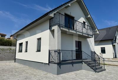 Casă individuală cu 4 camere cu Canalizare în Corunca