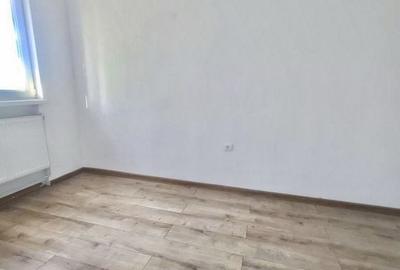Apartament cu 3 camere semidecomandat în Mureșeni