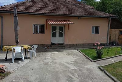 Casă cu 4 camere în Periferie