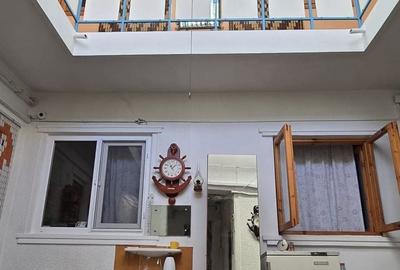 Casă cu 10 camere decomandat în Nord
