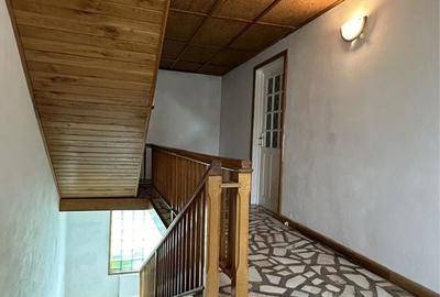 Casă cu 4 camere în Central - 2