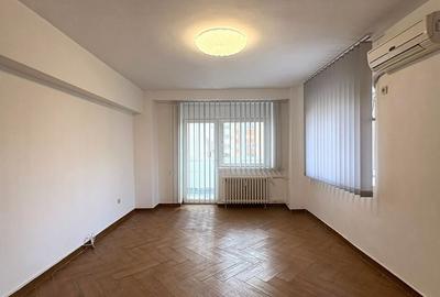 Apartament cu 3 camere în Decebal