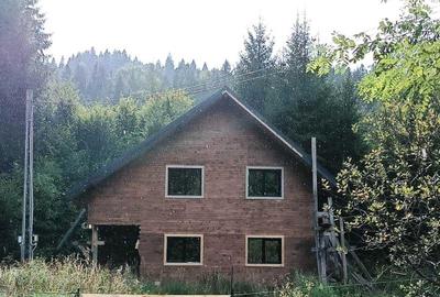 Casă cu 3 camere în Schitu Tarcău