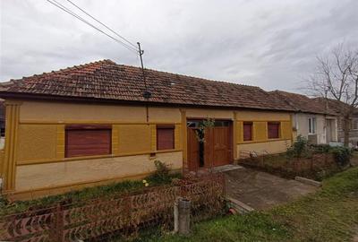 Casă individuală cu 5 camere cu Teren 600 Mp în Săldăbagiu Mic