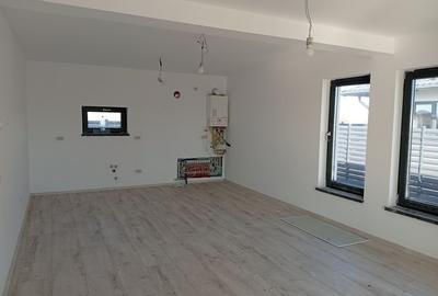 Casă cu 4 camere cu Teren 400 Mp în Bradu