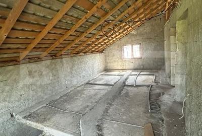 Casă cu 4 camere cu Teren 300 Mp în Comișani