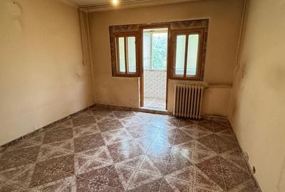 Apartament cu 3 camere semidecomandat în Alexandru cel Bun