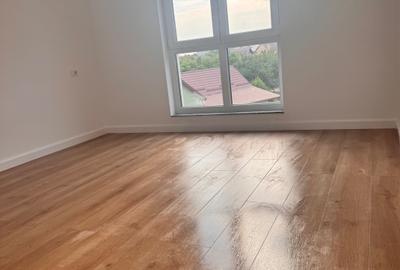 Apartament cu 3 camere decomandat în Grădiște - 1