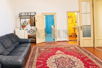 Apartament cu 3 camere semidecomandat, mobilat în Central