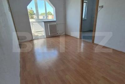 Apartament cu 3 camere semidecomandat, mobilat în Dâmbu Pietros