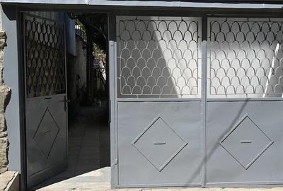 Casă cu 5 camere cu Teren 500 Mp în Central