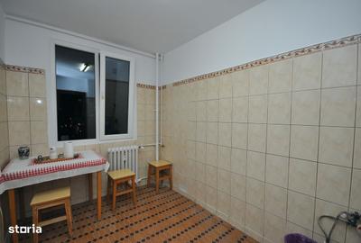Apartament cu 3 camere decomandat în Drumul Taberei