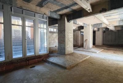 Spațiu comercial, de 136.69999694824 mp, în Central