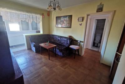 Apartament cu 3 camere decomandat în Exterior Vest