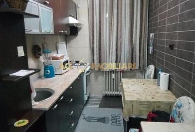 Apartament cu 3 camere decomandat, mobilat în Tei