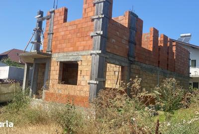 Casă cu Teren 300 Mp în Central